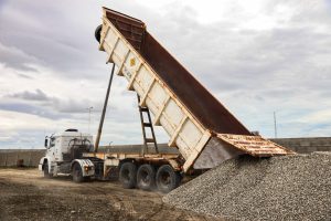 Vialidad Provincial recibió material árido destinado a ejecutar el plan de bacheo