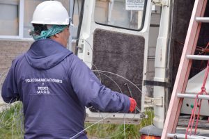 Personal de Telecomunicaciones realizó desmontaje de antena en desuso en Río Gallegos