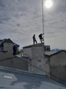 Personal de Telecomunicaciones realizó desmontaje de antena en desuso en Río Gallegos