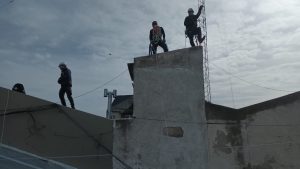 Personal de Telecomunicaciones realizó desmontaje de antena en desuso en Río Gallegos