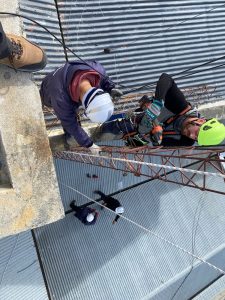 Personal de Telecomunicaciones realizó desmontaje de antena en desuso en Río Gallegos