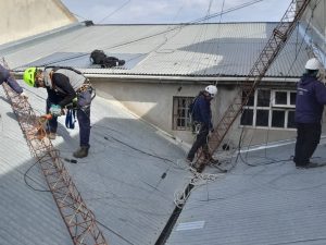 Personal de Telecomunicaciones realizó desmontaje de antena en desuso en Río Gallegos