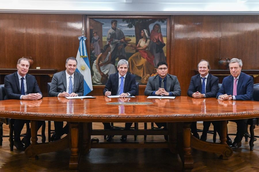 Vidal firmó con Nación la reducción de retenciones al crudo convencional