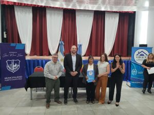 El Gobierno Provincial entregó títulos de propiedad a familias de Puerto Santa Cruz