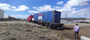 Arribó a Río Gallegos un cargamento de 650 postes para reforzar la red eléctrica provincial