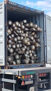 Arribó a Río Gallegos un cargamento de 650 postes para reforzar la red eléctrica provincial