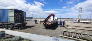 Arribó a Río Gallegos un cargamento de 650 postes para reforzar la red eléctrica provincial