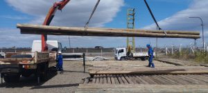 Arribó a Río Gallegos un cargamento de 650 postes para reforzar la red eléctrica provincial
