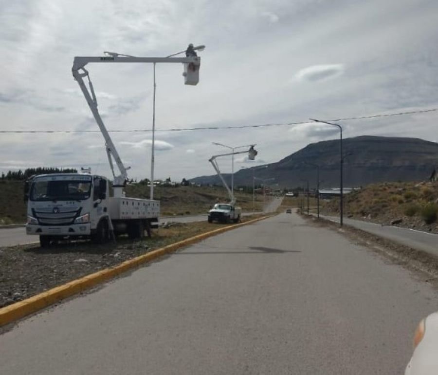 Servicios Públicos continúa con la colocación de nuevas luminarias LED en El Calafate