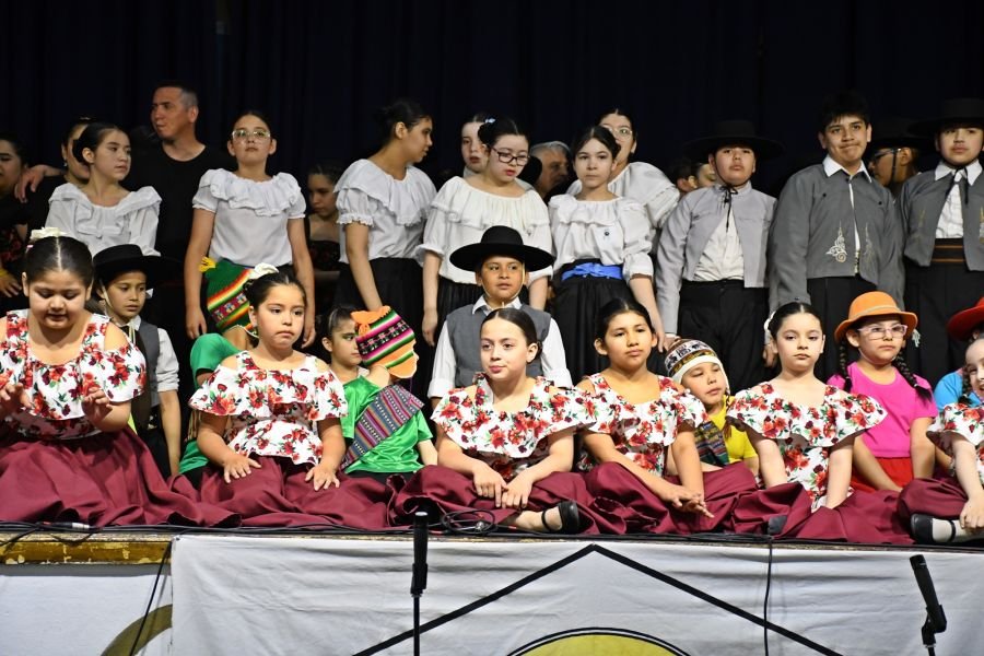 La Escuela Provincial de Danzas celebró su muestra de Folklore y Tango