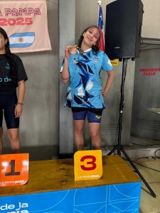 Jornada inolvidable para Santa Cruz: oro en atletismo y destacada actuación en natación