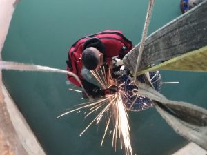 El operativo del GERS finalizó con éxito el reflote de bomba de agua en El Calafate