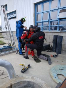 El operativo del GERS finalizó con éxito el reflote de bomba de agua en El Calafate