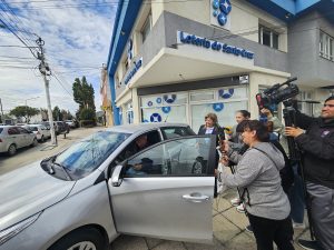 Lotería de Santa Cruz entregó un Toyota Yaris 0 km