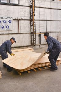 El polo industrial Santa Cruz Puede inicia la fabricación de aberturas con mano de obra local