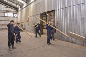 El polo industrial Santa Cruz Puede inicia la fabricación de aberturas con mano de obra local