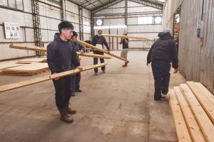 El polo industrial Santa Cruz Puede inicia la fabricación de aberturas con mano de obra local