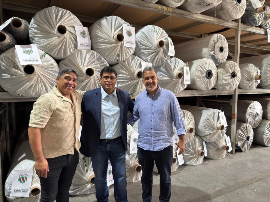 Vidal entregó la segunda cancha de césped sintético, esta vez al Club Estrella Norte de Caleta Olivia