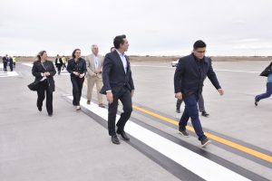 Claudio Vidal encabezó el acto de inauguración de la flamante pista del Aeropuerto de Río Gallegos