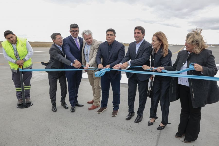 Claudio Vidal encabezó el acto de inauguración de la flamante pista del Aeropuerto de Río Gallegos