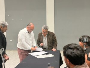 Familias de Caleta Olivia accedieron a su título de propiedad con la firma de escrituras