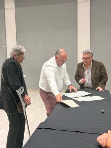 Familias de Caleta Olivia accedieron a su título de propiedad con la firma de escrituras