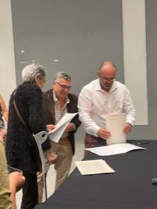 Familias de Caleta Olivia accedieron a su título de propiedad con la firma de escrituras