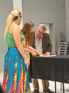 Familias de Caleta Olivia accedieron a su título de propiedad con la firma de escrituras