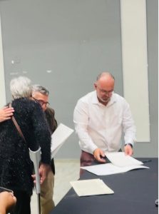 Familias de Caleta Olivia accedieron a su título de propiedad con la firma de escrituras