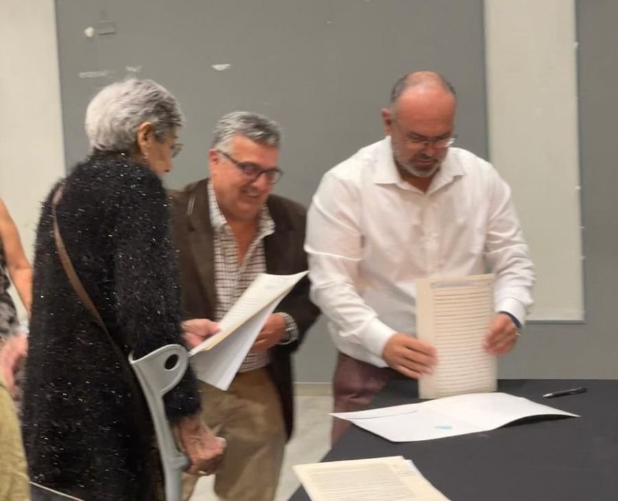 Familias de Caleta Olivia accedieron a su título de propiedad con la firma de escrituras