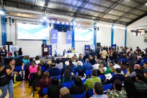 Vidal: “La decisión política del Gobierno es entregar tierras a los vecinos que quieren seguir apostando a Santa Cruz”