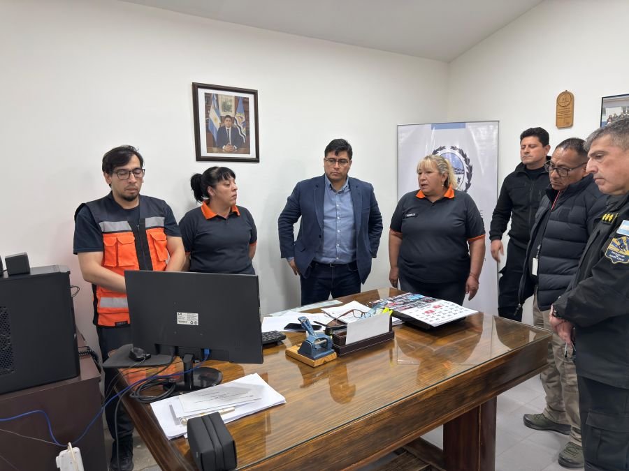 El gobernador Vidal encabezó una reunión para coordinar el operativo por el incendio en El Chaltén