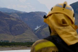 El gobernador Claudio Vidal coordina en El Chaltén las acciones para contener el incendio
