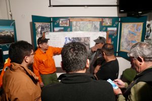 El Gobernador Claudio Vidal acompaña a los brigadistas y sigue de cerca el operativo en El Chaltén