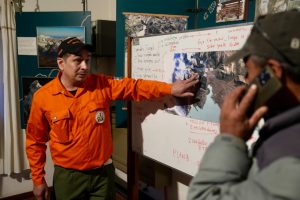 El Gobernador Claudio Vidal acompaña a los brigadistas y sigue de cerca el operativo en El Chaltén