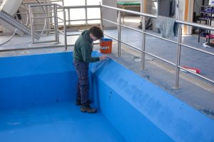 Educación acondiciona piletas en escuelas especiales para el regreso a clases