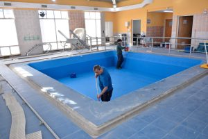 Educación acondiciona piletas en escuelas especiales para el regreso a clases