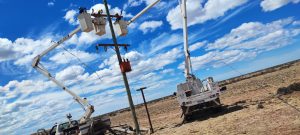 Servicios Publicos realizó trabajos de reparación en la línea de media tensión en Caleta Olivia