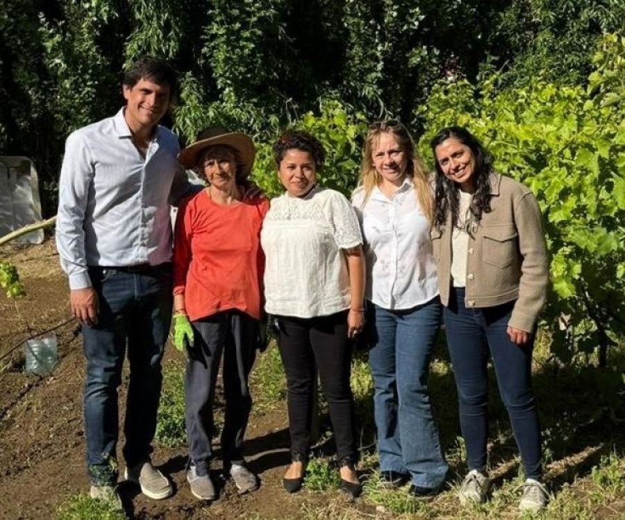 Estado presente para acompañar a quienes producen: Garay recorrió una chacra productiva en Caleta Olivia
