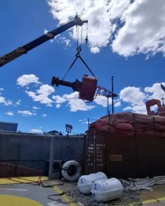 Se restableció la boya de señalización en el ingreso al canal del Puerto Caleta Paula