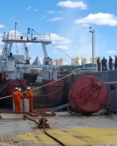 Se restableció la boya de señalización en el ingreso al canal del Puerto Caleta Paula