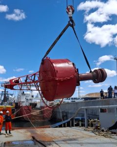Se restableció la boya de señalización en el ingreso al canal del Puerto Caleta Paula