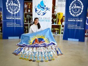 La nadadora santacruceña Dana García fue recibida por las autoridades de deportes