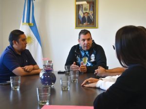 La nadadora santacruceña Dana García fue recibida por las autoridades de deportes