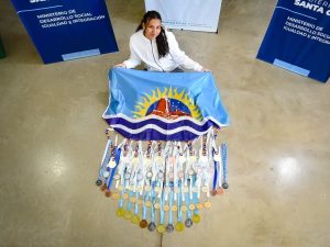 La nadadora santacruceña Dana García fue recibida por las autoridades de deportes