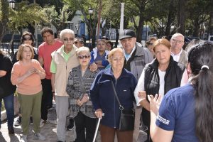 El primer contingente de las colonias de verano para adultos mayores visitó la Casa de Gobierno
