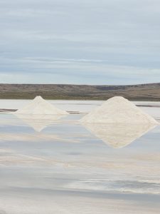 Vialidad Provincial inició la cosecha y acopio de sal para el Plan Invernal 2026