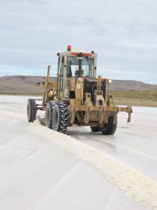 Vialidad Provincial inició la cosecha y acopio de sal para el Plan Invernal 2026