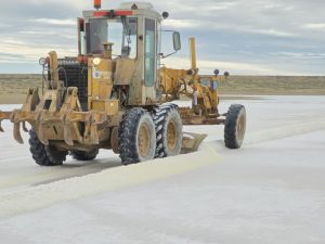 Vialidad Provincial inició la cosecha y acopio de sal para el Plan Invernal 2026