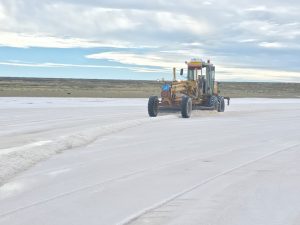 Vialidad Provincial inició la cosecha y acopio de sal para el Plan Invernal 2026